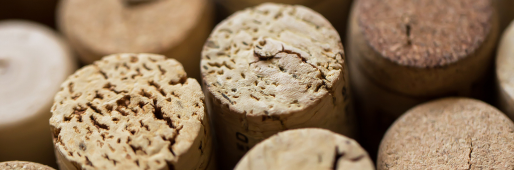 El corcho es un gran tipo de cierre para el vino la microoxigenación controlada que le da a nuestro vino
