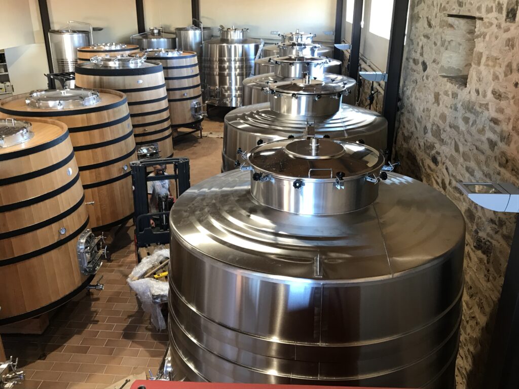 Tanque de fermentación de vino de calidad premium.