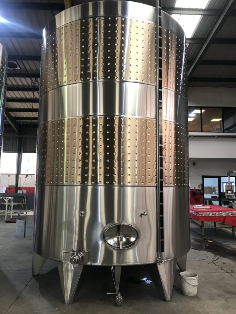Depósito de acero inoxidable para vinos, capacidad de más de 10.000 L.