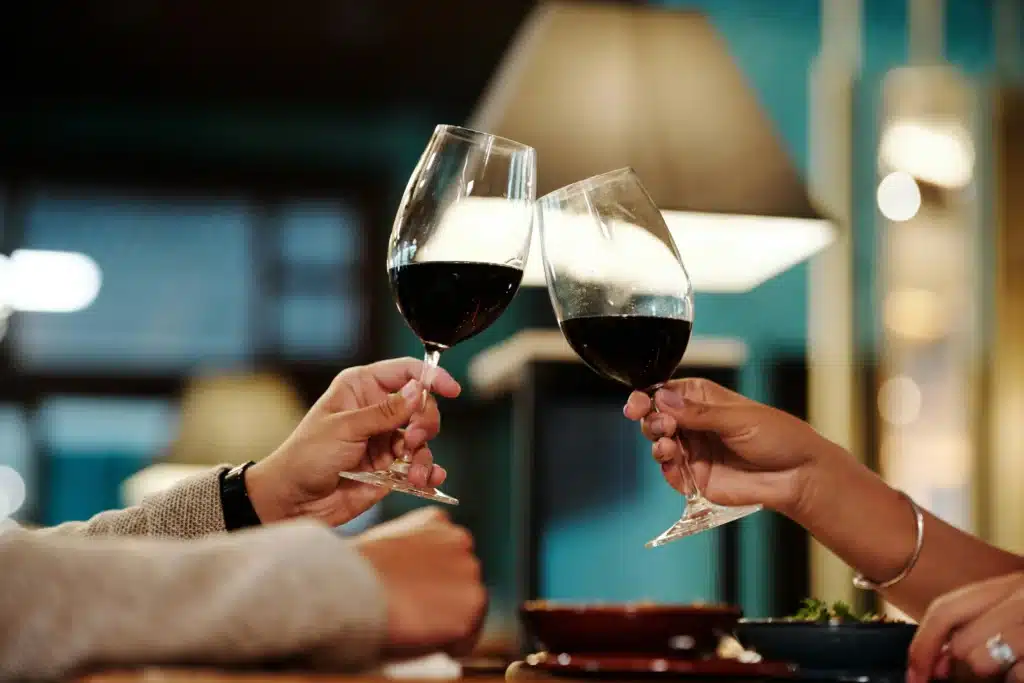 decantador de vino durante cata profesional